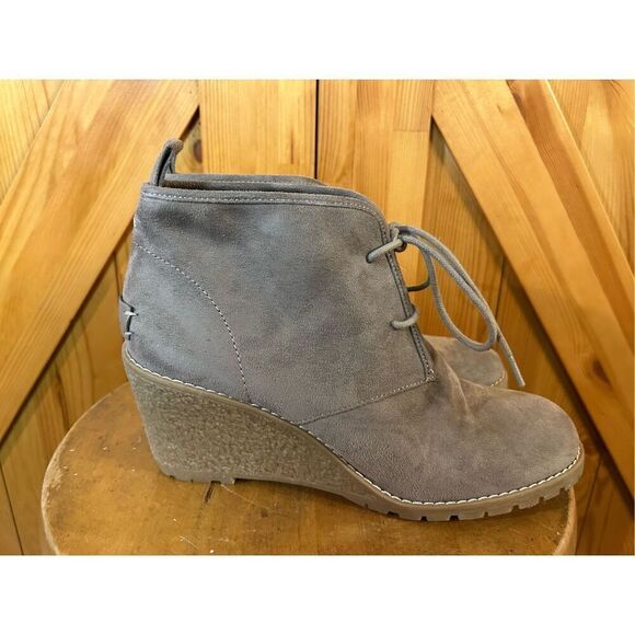 G.H. Bass & Co Boots Womens 9M Ankle Booties Suede Lace Up Wedge Casual - Picture 1 of 7